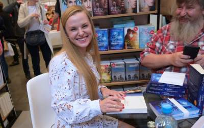 Gwiazdy dopisały na Targach Książki, rozpoznajecie tych autorów? - zdjęcie 2