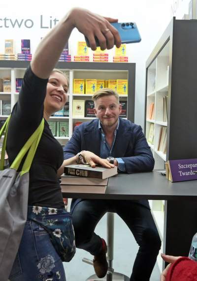 Gwiazdy dopisały na Targach Książki, rozpoznajecie tych autorów? - zdjęcie 5