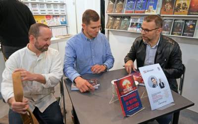 Gwiazdy dopisały na Targach Książki, rozpoznajecie tych autorów? - zdjęcie 38