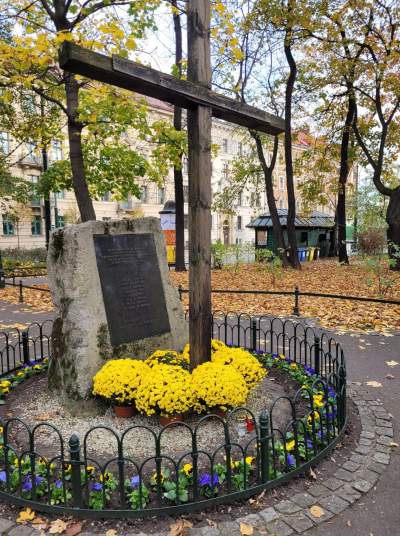 Skąd chryzantemy na krakowskich Plantach? Znakomita inicjatywa - zdjęcie 6