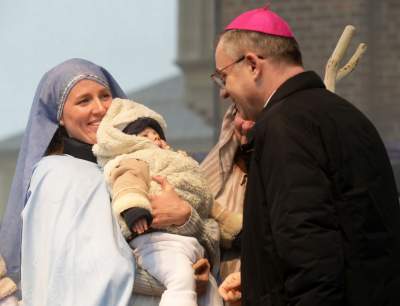 Tłumy ludzi z koronami na głowie opanowały krakowski Rynek - zdjęcie 37