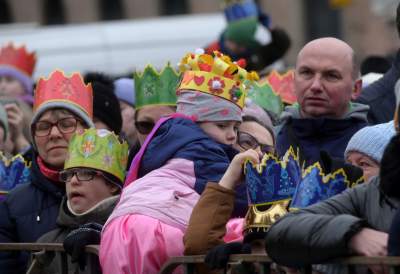 Tłumy ludzi z koronami na głowie opanowały krakowski Rynek - zdjęcie 39