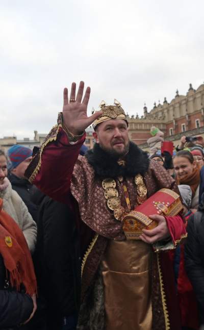 Tłumy ludzi z koronami na głowie opanowały krakowski Rynek - zdjęcie 26