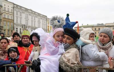 Tłumy ludzi z koronami na głowie opanowały krakowski Rynek - zdjęcie 30