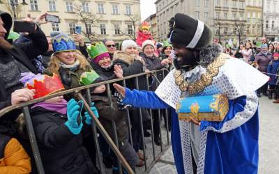 Tłumy ludzi z koronami na głowie opanowały krakowski Rynek - zdjęcie 17