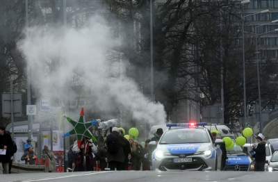 Tłumy ludzi z koronami na głowie opanowały krakowski Rynek - zdjęcie 1