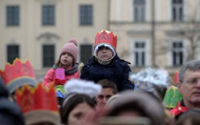 Tłumy ludzi z koronami na głowie opanowały krakowski Rynek - zdjęcie 36