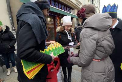 Tłumy ludzi z koronami na głowie opanowały krakowski Rynek - zdjęcie 12