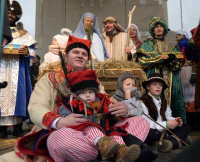 Tłumy ludzi z koronami na głowie opanowały krakowski Rynek - zdjęcie 29