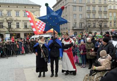 Tłumy ludzi z koronami na głowie opanowały krakowski Rynek - zdjęcie 16