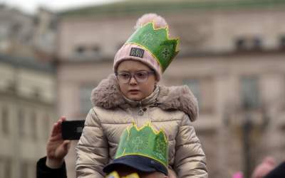 Tłumy ludzi z koronami na głowie opanowały krakowski Rynek - zdjęcie 24