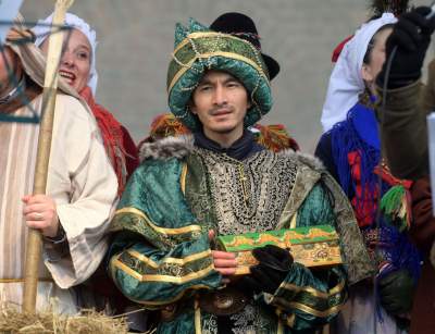 Tłumy ludzi z koronami na głowie opanowały krakowski Rynek - zdjęcie 28