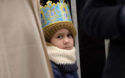 Tłumy ludzi z koronami na głowie opanowały krakowski Rynek - zdjęcie 32