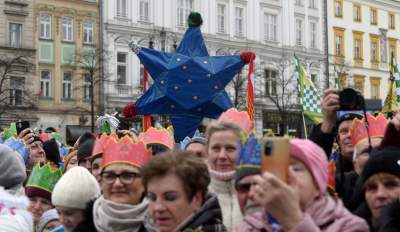 Tłumy ludzi z koronami na głowie opanowały krakowski Rynek - zdjęcie 31