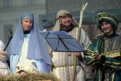 Tłumy ludzi z koronami na głowie opanowały krakowski Rynek - zdjęcie 25