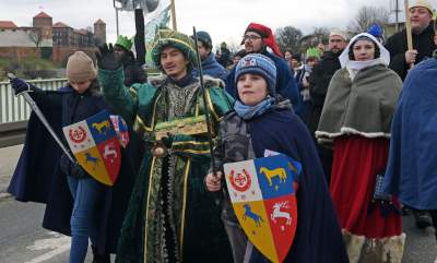 Tłumy ludzi z koronami na głowie opanowały krakowski Rynek - zdjęcie 5