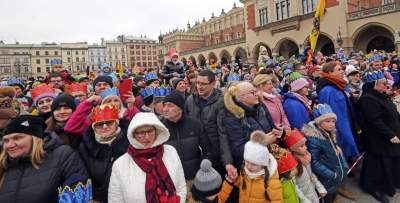 Tłumy ludzi z koronami na głowie opanowały krakowski Rynek - zdjęcie 19