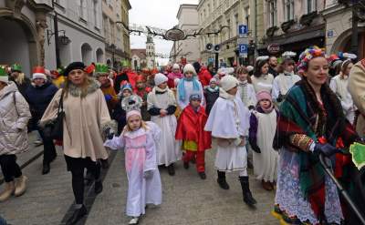 Tłumy ludzi z koronami na głowie opanowały krakowski Rynek - zdjęcie 9