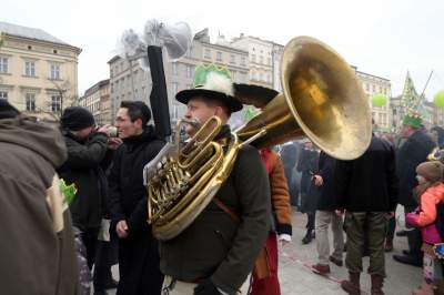 Tłumy ludzi z koronami na głowie opanowały krakowski Rynek - zdjęcie 20