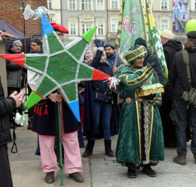 Tłumy ludzi z koronami na głowie opanowały krakowski Rynek - zdjęcie 22
