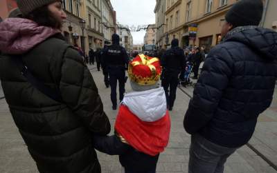 Tłumy ludzi z koronami na głowie opanowały krakowski Rynek - zdjęcie 10