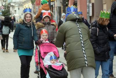 Tłumy ludzi z koronami na głowie opanowały krakowski Rynek - zdjęcie 7