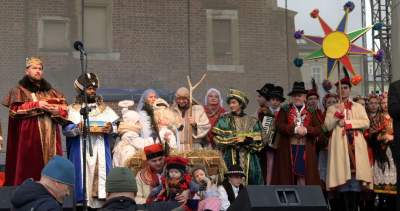 Tłumy ludzi z koronami na głowie opanowały krakowski Rynek - zdjęcie 34