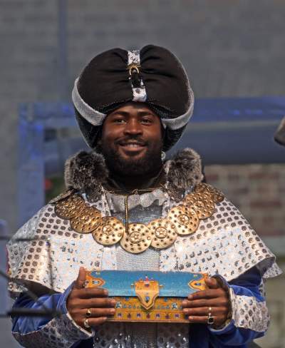 Tłumy ludzi z koronami na głowie opanowały krakowski Rynek - zdjęcie 27