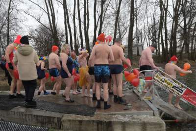 Nieważne, że woda zimna - serca są gorące! WOŚP na Bagrach - zdjęcie 10