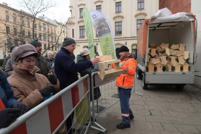 Tłumy pod magistratem. 1000 budek rozeszło się błyskawicznie - zdjęcie 16