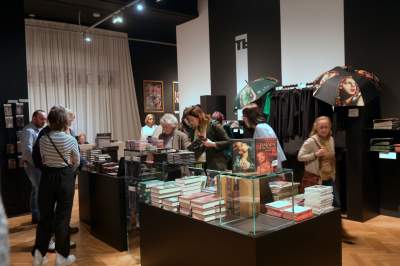 Ostatnie dni wystawy prac Tamary Łempickiej, tłumy w Muzeum - zdjęcie 27