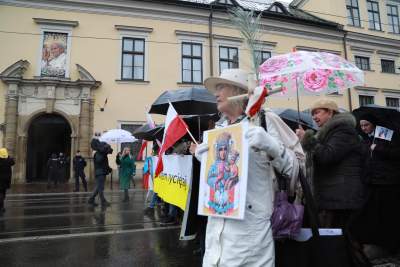 Obrońcy Jana Pawła II przeszli przez Kraków, fot. Jan Graczyński - zdjęcie 12