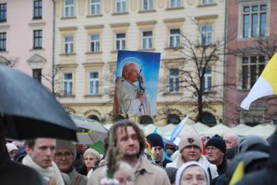 „Biały marsz papieski” dotarł na Rynek, w reakcji na "drugi zamach na Jana Pawła II" - zdjęcie 5