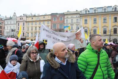 „Biały marsz papieski” dotarł na Rynek, w reakcji na "drugi zamach na Jana Pawła II" - zdjęcie 7