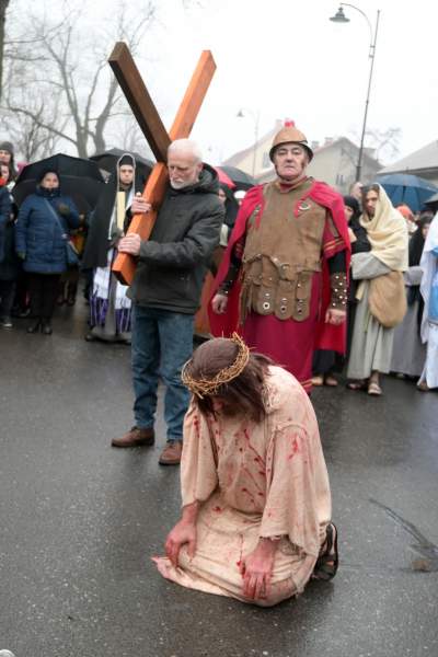 Misterium męki Pańskiej w Alwerni, odtwórca roli Jezusa zawisł na krzyżu - zdjęcie 37