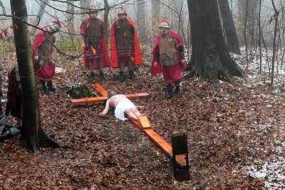 Misterium męki Pańskiej w Alwerni, odtwórca roli Jezusa zawisł na krzyżu - zdjęcie 60