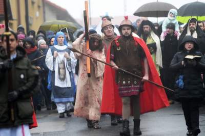 Misterium męki Pańskiej w Alwerni, odtwórca roli Jezusa zawisł na krzyżu - zdjęcie 47