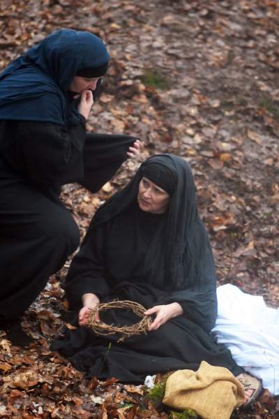 Misterium męki Pańskiej w Alwerni, odtwórca roli Jezusa zawisł na krzyżu - zdjęcie 77