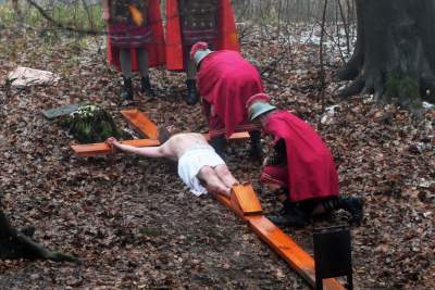 Misterium męki Pańskiej w Alwerni, odtwórca roli Jezusa zawisł na krzyżu - zdjęcie 64