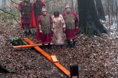 Misterium męki Pańskiej w Alwerni, odtwórca roli Jezusa zawisł na krzyżu - zdjęcie 56