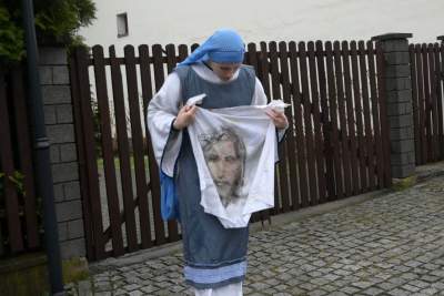 Misterium męki Pańskiej w Alwerni, odtwórca roli Jezusa zawisł na krzyżu - zdjęcie 36