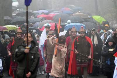 Misterium męki Pańskiej w Alwerni, odtwórca roli Jezusa zawisł na krzyżu - zdjęcie 22