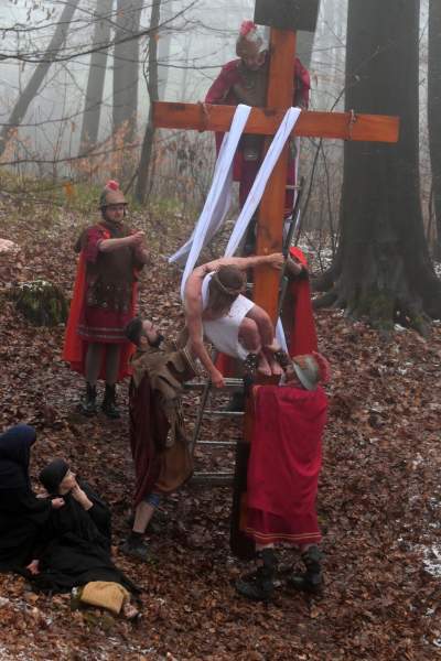 Misterium męki Pańskiej w Alwerni, odtwórca roli Jezusa zawisł na krzyżu - zdjęcie 74