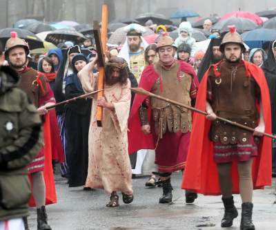 Misterium męki Pańskiej w Alwerni, odtwórca roli Jezusa zawisł na krzyżu - zdjęcie 27