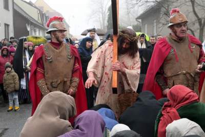 Misterium męki Pańskiej w Alwerni, odtwórca roli Jezusa zawisł na krzyżu - zdjęcie 51