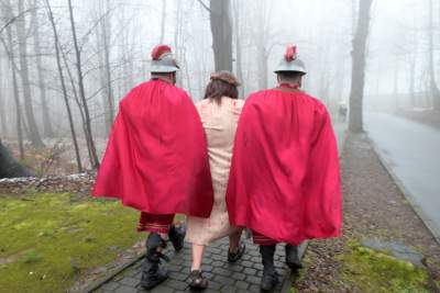 Misterium męki Pańskiej w Alwerni, odtwórca roli Jezusa zawisł na krzyżu - zdjęcie 55