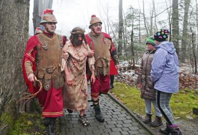 Misterium męki Pańskiej w Alwerni, odtwórca roli Jezusa zawisł na krzyżu - zdjęcie 53