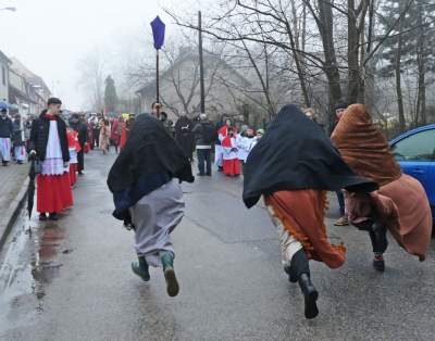 Misterium męki Pańskiej w Alwerni, odtwórca roli Jezusa zawisł na krzyżu - zdjęcie 48