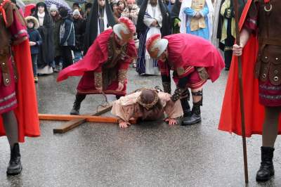 Misterium męki Pańskiej w Alwerni, odtwórca roli Jezusa zawisł na krzyżu - zdjęcie 13