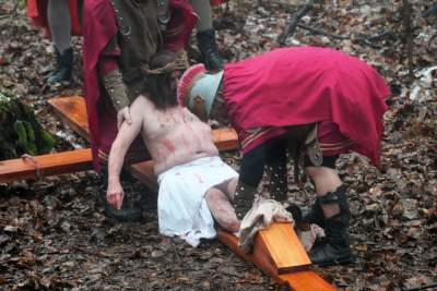 Misterium męki Pańskiej w Alwerni, odtwórca roli Jezusa zawisł na krzyżu - zdjęcie 59